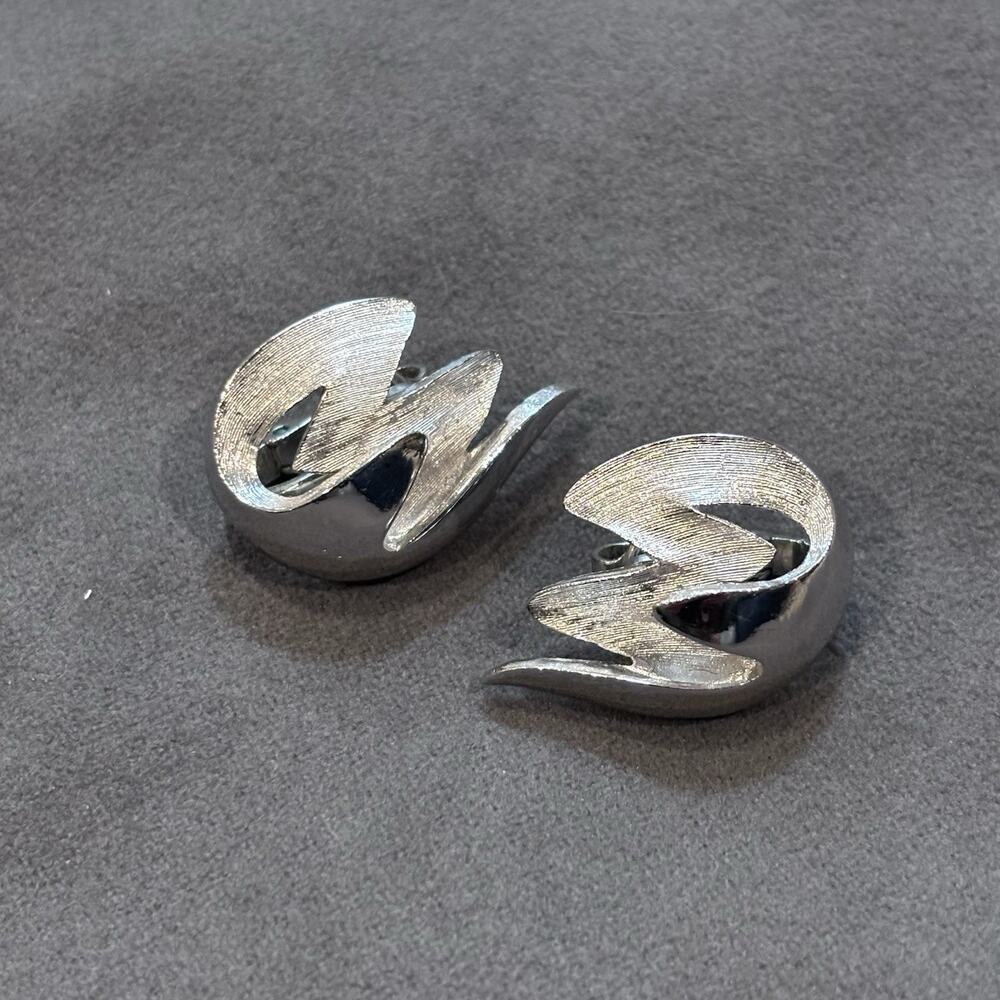 Vintage Crown Trifari Modernist Sculptural Ribbon Clip On Earrings Silver Tone